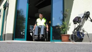 Rollstuhlfahrer verärgert über Bahnhof