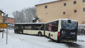 Bus kommt bei Schnee von der Fahrbahn ab
