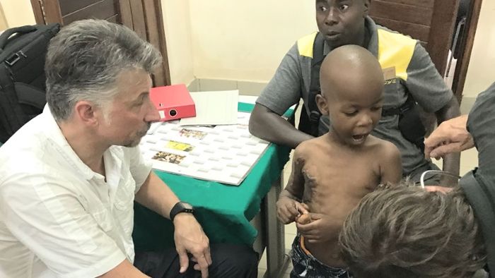 Chirurg schlägt Brücke nach Tansania