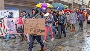 Demonstranten trotzen Regen im Kampf gegen das Patriarchat