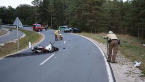 Auto überrollt Motorradfahrer