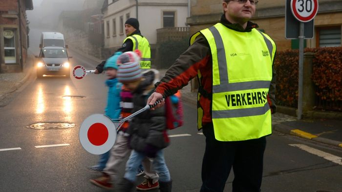 Menschliche Ampeln: Schulweghelfer bringen Kinder über die Straßen