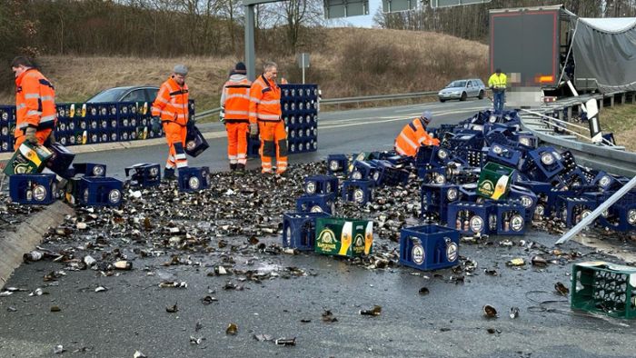 Hunderte Kästen Bier fallen vom Lastwagen