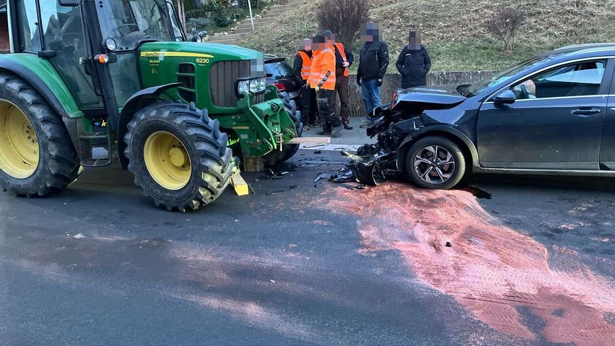 Bauernproteste: Frontal-Crash mit Konvoi-Traktor