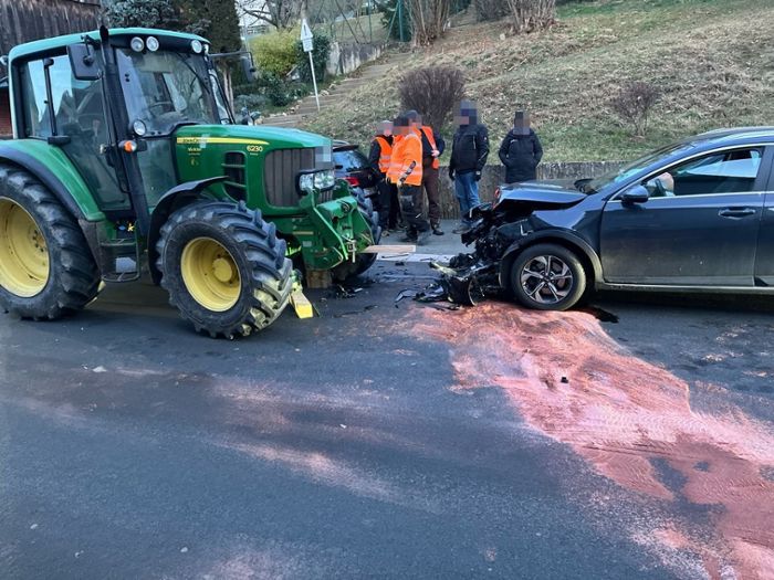 Bauernproteste: Frontal-Crash mit Konvoi-Traktor