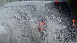 Aquaplaning: Auto prallt gegen Betonwand