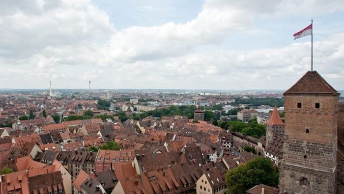 Nürnberg: Flugzeug kommt von Landebahn ab