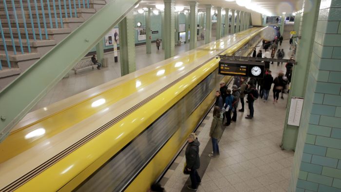 Mann stößt 60-Jährige ins U-Bahn-Gleis