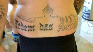 Knast wegen Nazi-Tattoo