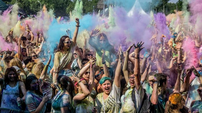 3000 Menschen feiern Holi-Festival auf dem Volksfestplatz