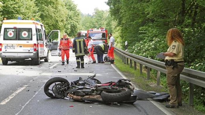 Motorradfahrerin stirbt bei Überholmanöver