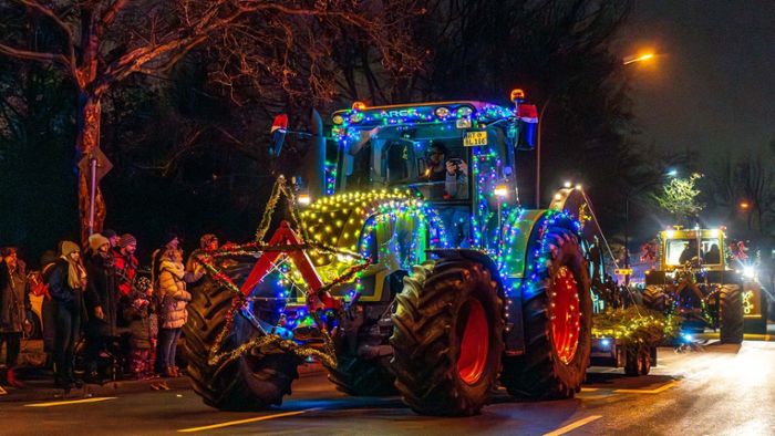 Quer durch Bayreuth: Tausende Zuschauer bei der Traktor-Fahrt