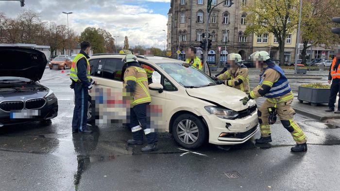 Taxi und Fahrschulauto stoßen zusammen: zwei Verletzte