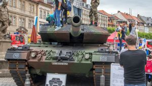 Ein Panzer auf dem Stadtparkett