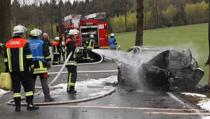 Auto brennt aus - Eine Person tot