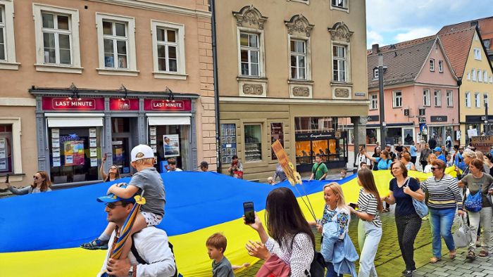 Ukraine-Flüchtlinge ziehen durch Bayreuther Innenstadt