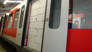 Unbekannte mauern Tür von Hamburger S-Bahn-Waggon zu