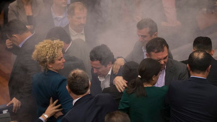 Tränengas im Parlament: Chaos im Kosovo