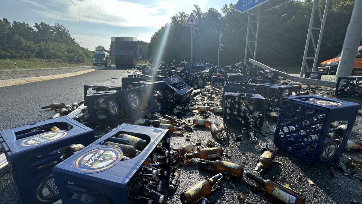 Scherbenmeer an Autobahn: Bierlaster verliert Ladung