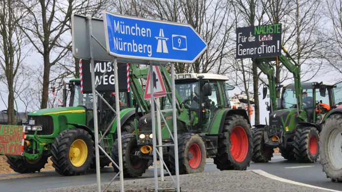 Bauern behindern Autobahn-Auffahrten