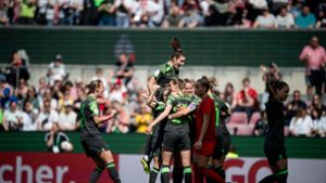 DFB-Pokal der Frauen: 2:0 gegen Bayern: Wolfsburg holt zehnten Pokal in Serie