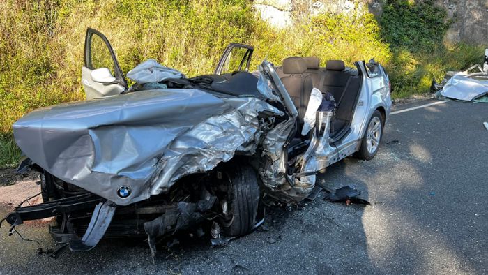 Frontalcrash: Fahrer stirbt noch an Unfallstelle 