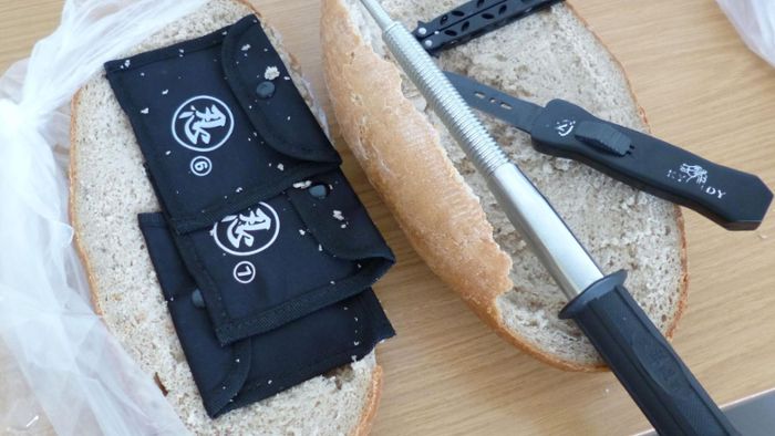 Verbotene Waffen im Brot versteckt